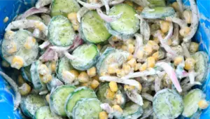 طرز تهیه سالاد ذرت و خیار رژیمی و خنک